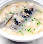 月嫂：產(chǎn)婦鯽魚湯制作過程